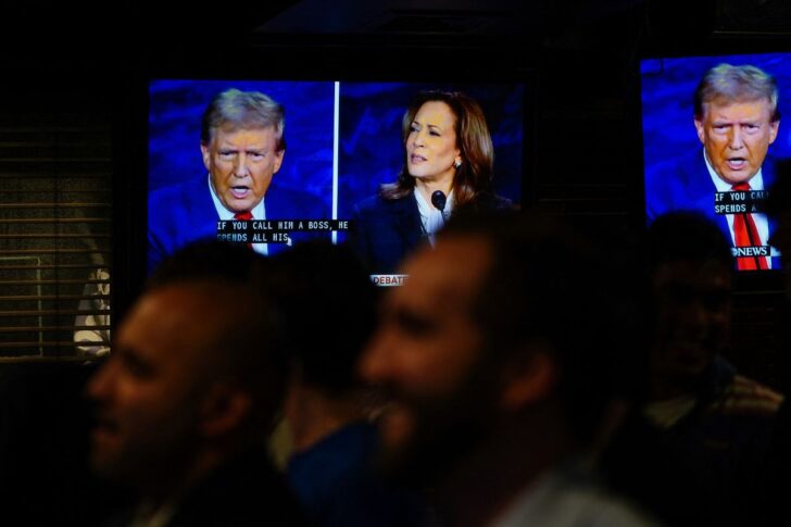 Debate_Election24_Web ผู้คนกำลังรับชมดีเบตชิงตำแหน่งประธานาธิบดี ภาพโดย REUTERS/Adam Gray