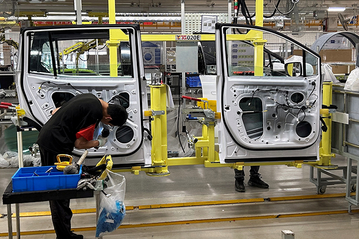 FILE PHOTO: FILE PHOTO: JMEV electric vehicle production line in Nanchang