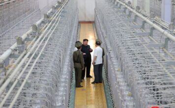 คิม จองอึน ที่สถาบันอาวุธนิวเคลียร์ ภาพโดย KCNA VIA KNS / AFP