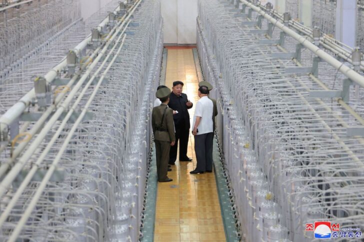 Nuke_NK_Web คิม จองอึน ที่สถาบันอาวุธนิวเคลียร์ ภาพโดย KCNA VIA KNS / AFP