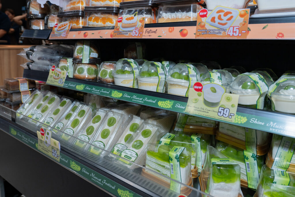 สินค้าขนมในร้าน LAWSON