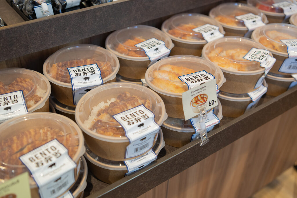 สินค้าอาหารในร้าน LAWSON