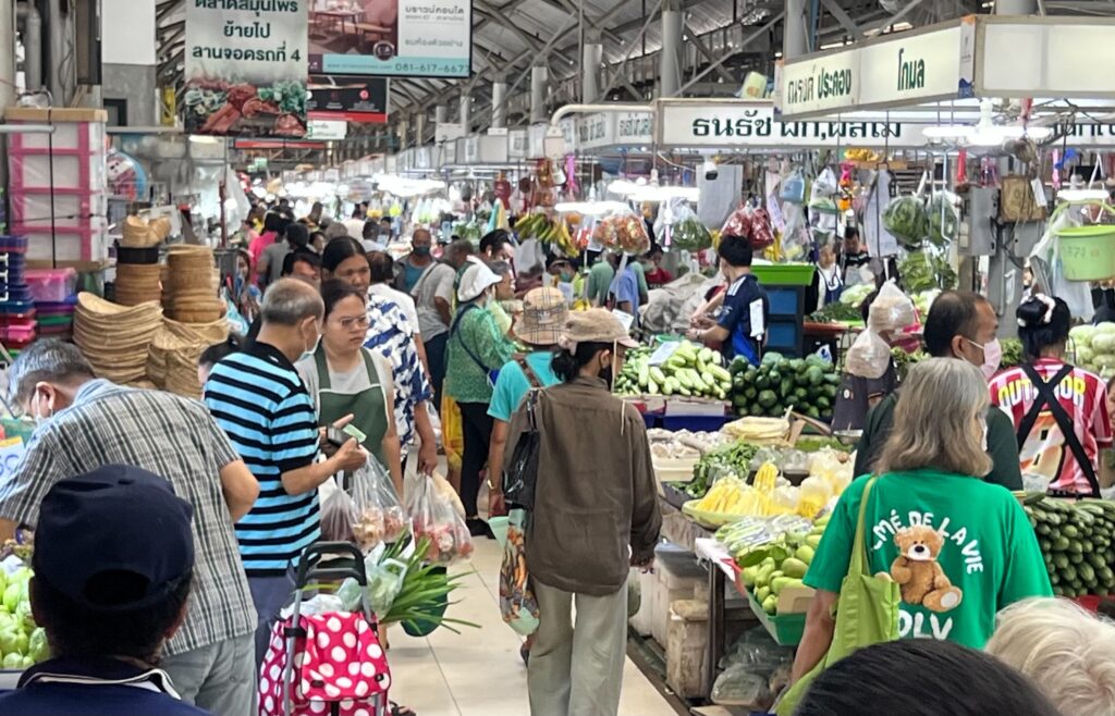ตลาดยิ่งเจริญ (สะพานใหม่)คึกคัก หลังรัฐบาลจ่ายเงินหมื่นกระตุ้นเศรษฐกิจเป็นวันแรก