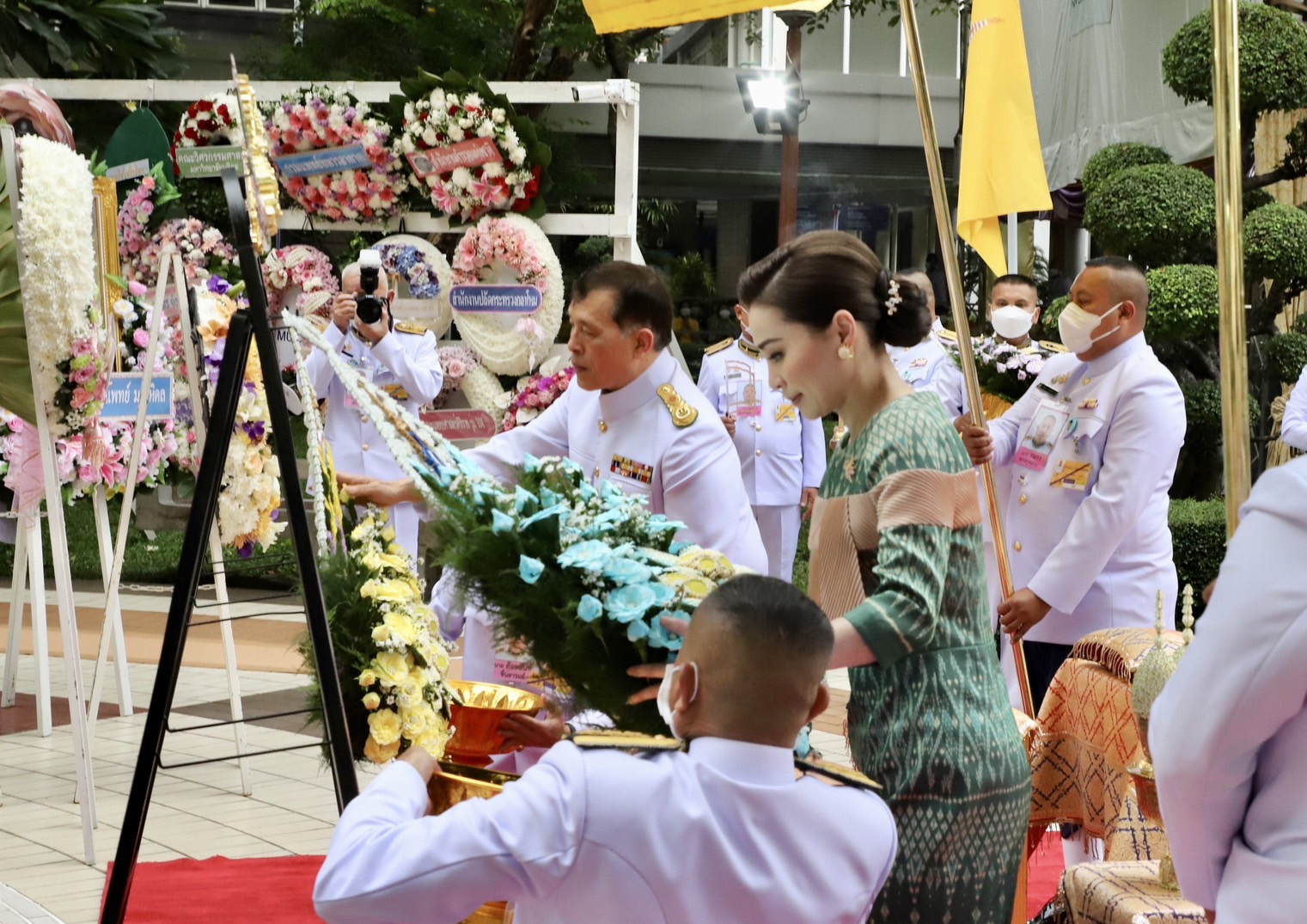 ในหลวง พระราชินี เสด็จฯ วางพวงมาลาเนื่องในวันมหิดล 2567