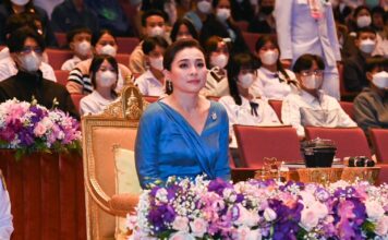พระราชินี ทอดพระเนตรการแสดงสเก็ตน้ำแข็งรอบเยาวชน เรื่อง "สวอนเลค ออน ไอซ์"