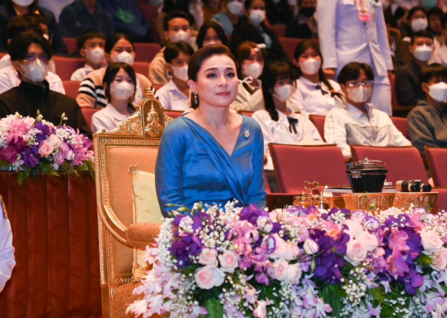 พระราชินี ทอดพระเนตรการแสดงสเก็ตน้ำแข็งรอบเยาวชน เรื่อง “สวอนเลค ออน ไอซ์”
