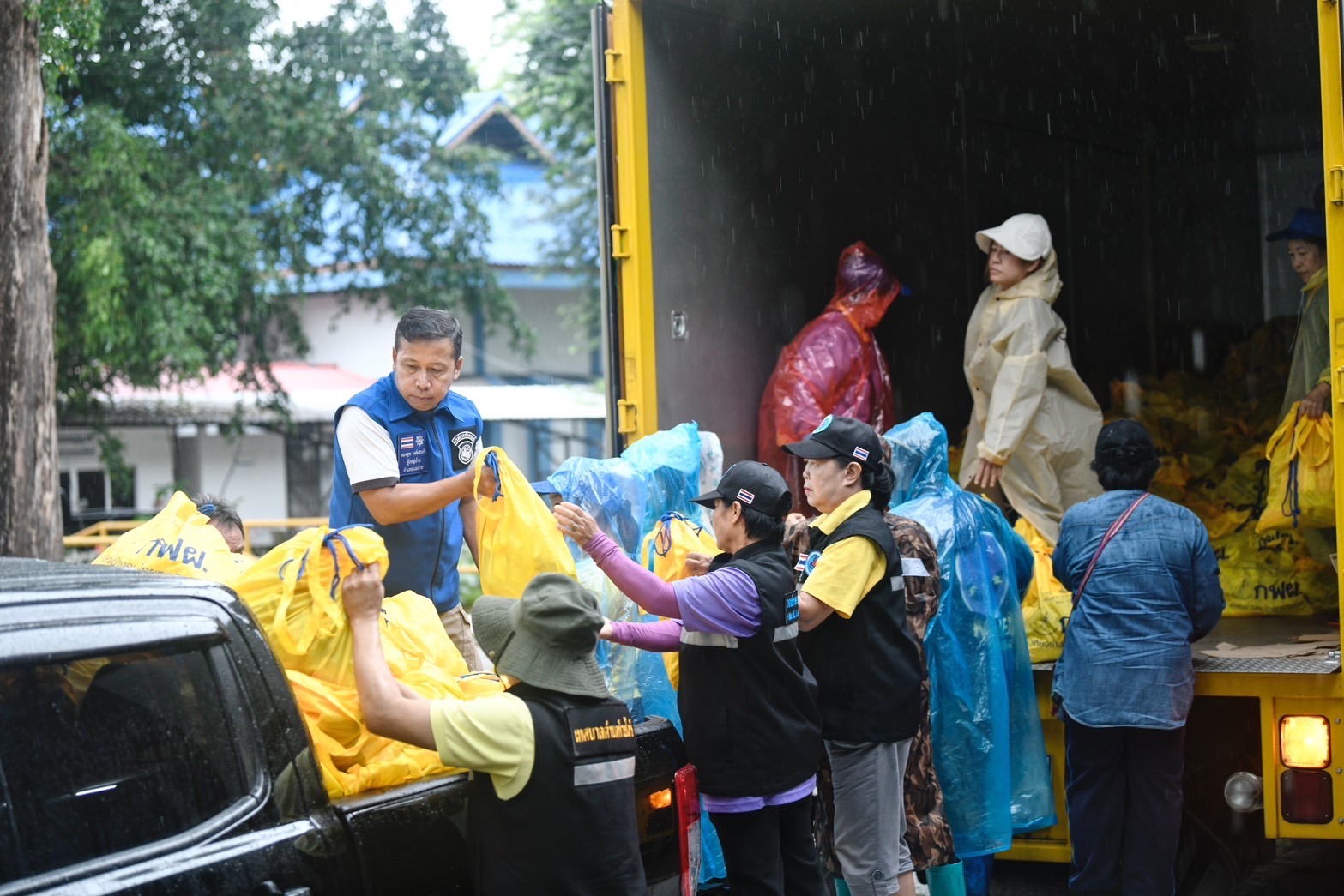 ก.พลังงาน – กฟผ. ส่งถุงยังชีพกว่า 3,000 ชุด ช่วยน้ำท่วมจ.เชียงราย