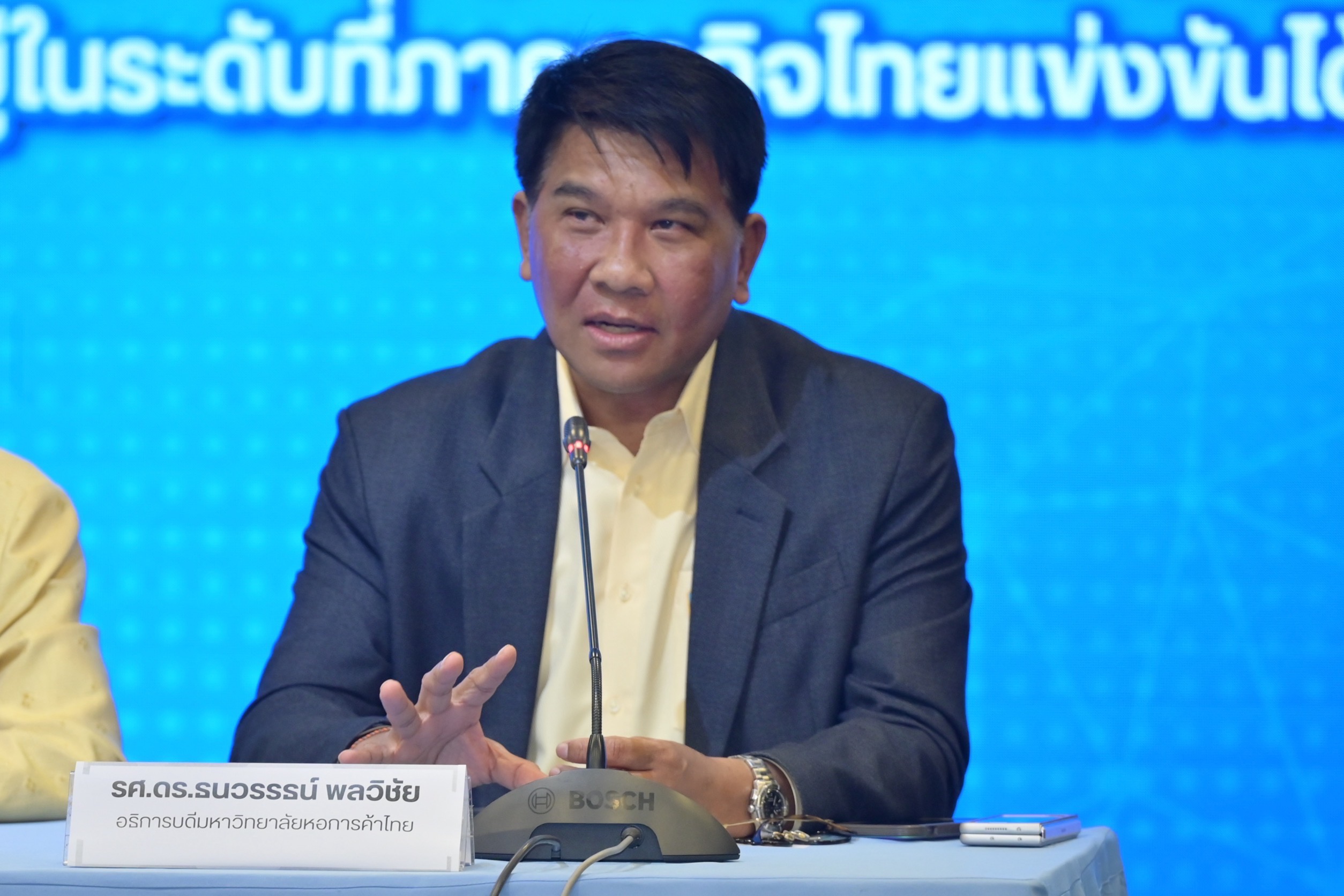 รศ.ดร.ธนวรรธน์ พลวิชัย