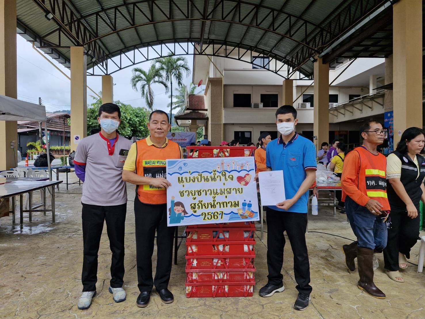 “ขนมปังฟาร์มเฮ้าส์” มอบขนมปังบรรเทาทุกข์ผู้ประสบภัยน้ำท่วมเชียงราย
