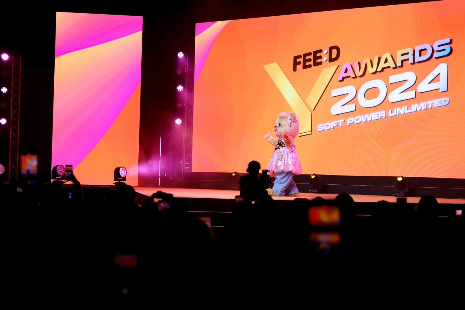 FEED Y AWARDS 2024 เริ่มแล้ว ‘น้องหมีเนย’ เปิดเวที แฟนคลับแน่นพารากอนฮอลล์