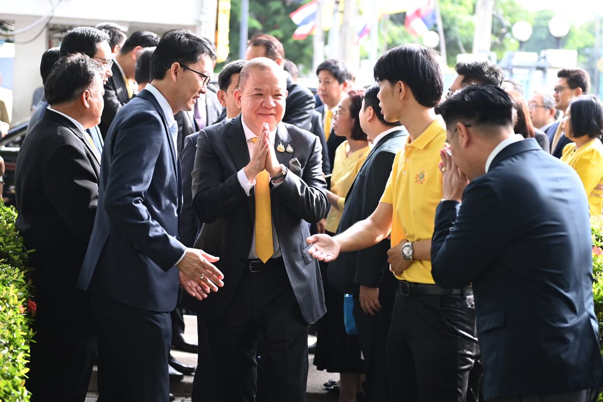 “พิชัย นริพทะพันธุ์” รมว.พาณิชย์ป้ายแดง ควง 2 รมช. ลุยงานวันแรก