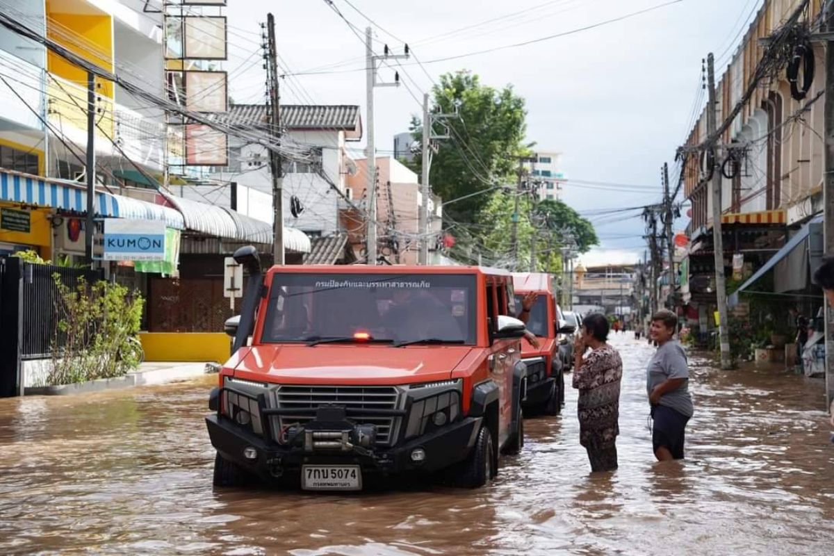 เมืองเชียงใหม่อ่วม ถนนช้างคลาน-ไนท์บาซาร์ยังจม ขณะที่น้ำปิงเริ่มลดระดับลง