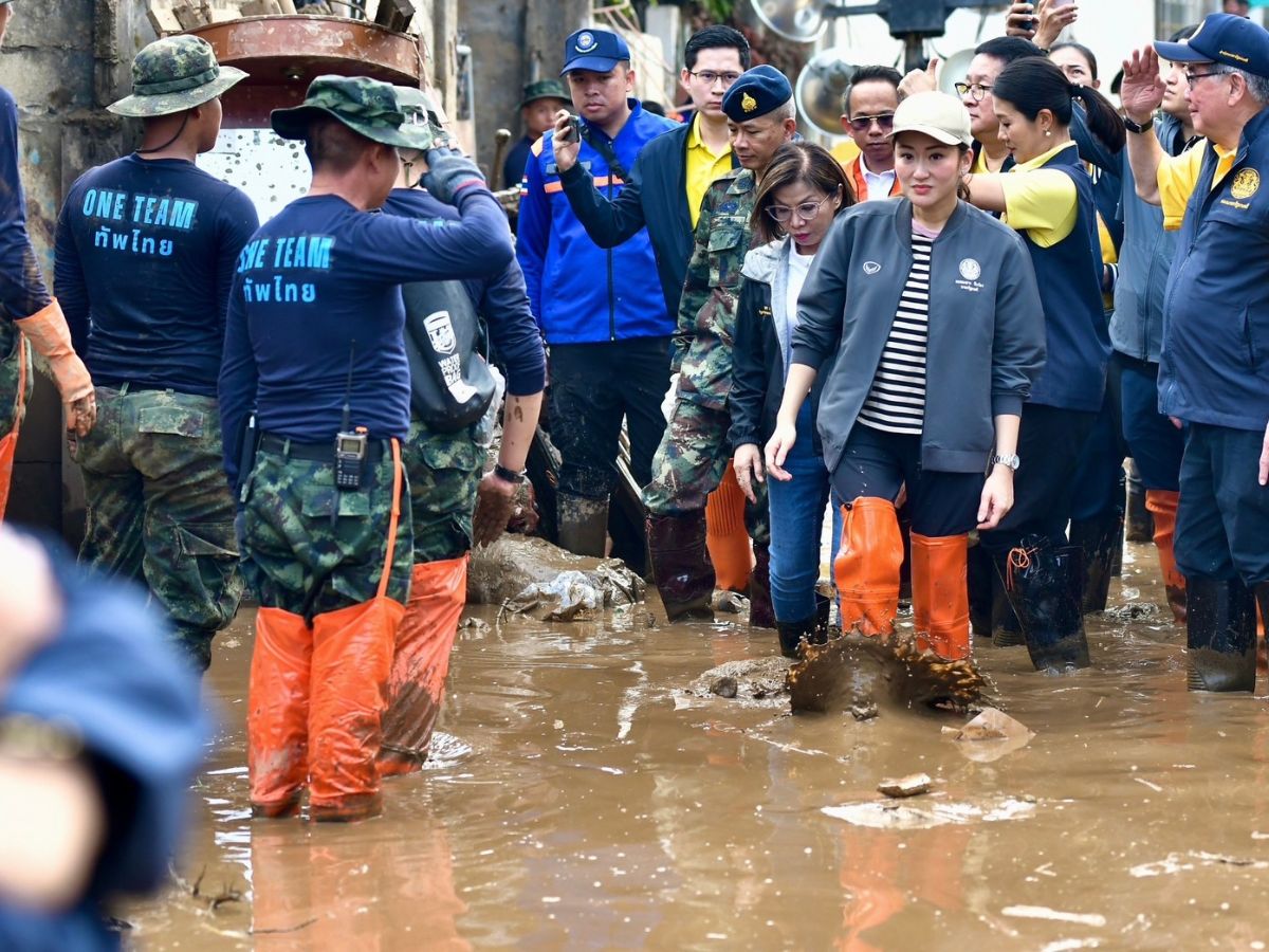 นายกฯ ลุยโคลนให้กำลังใจชาวแม่สาย สั่งการทุกอย่างต้องกลับสู่สภาพเดิมภายใน 45 วัน