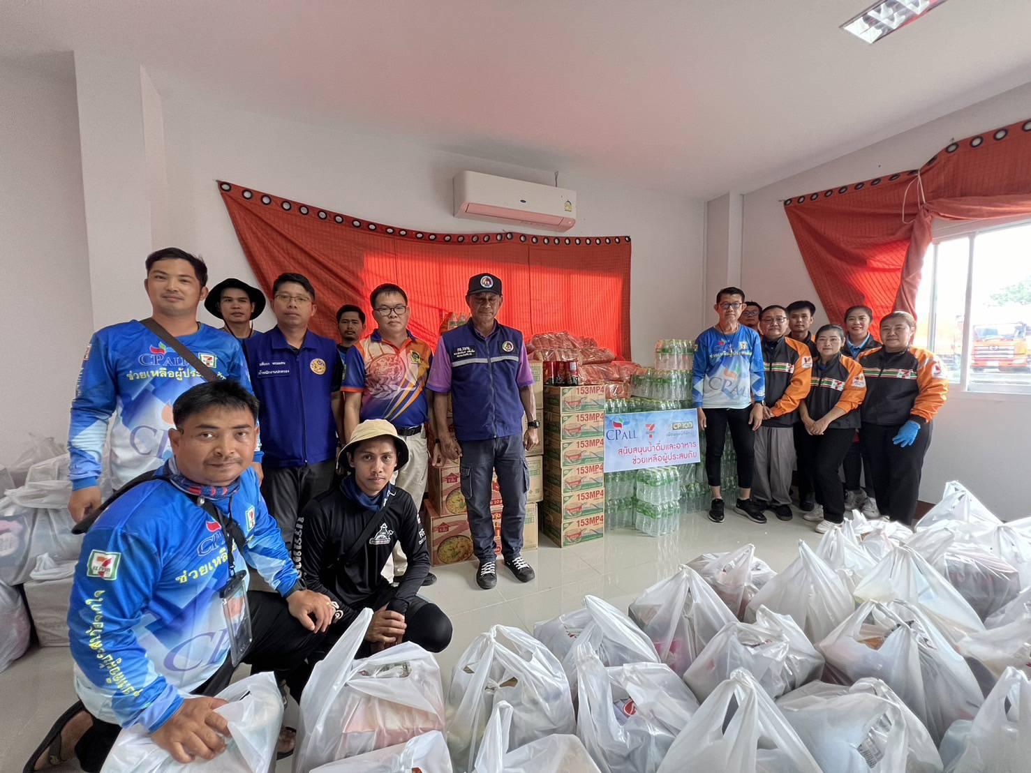 พนักงานเซเว่นฯ ชมรมจิตสาธารณะ ซีพี ออลล์ ร่วมส่งมอบสิ่งของช่วยผู้ประสบอุทกภัย จ.เชียงราย