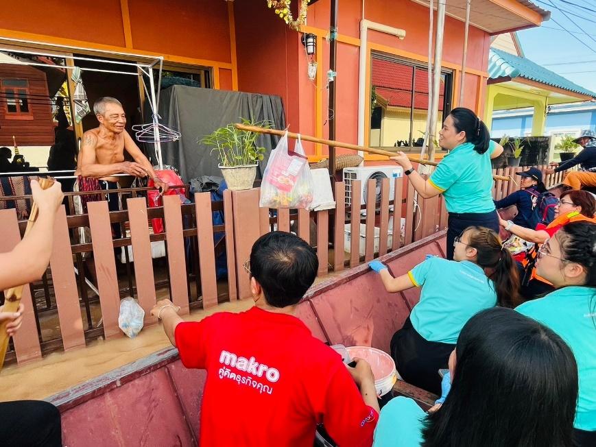 ซีพี แอ็กซ์ตร้า ‘แม็คโคร-โลตัส’ ช่วยผู้ประสบภัยน้ำท่วม