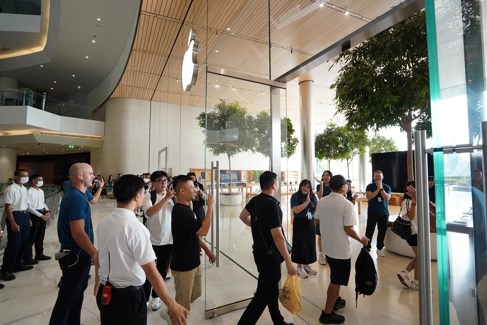 แฟน Apple แห่รอรับ iPhone 16