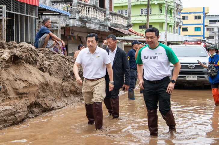 image2 ซีอีโอ เครือซีพี ลงพื้นที่ช่วยฟื้นฟูพื้นที่น้ำท่วม มอบสิ่งของบรรเทาทุกข์