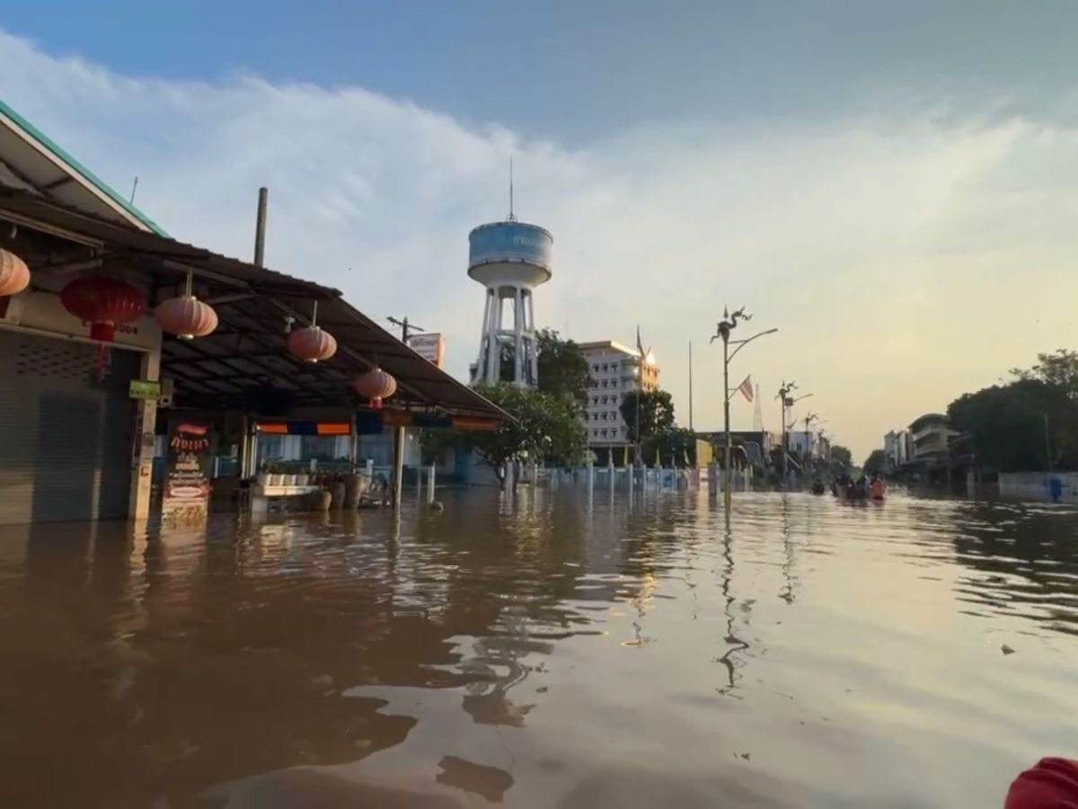 หนองคาย ฝนตกหนุนน้ำโขงในเขตเมืองเพิ่มสูง กระทบ 21 ชุมชน เร่งตัดไฟถนนประจักษ์ทั้งเส้น
