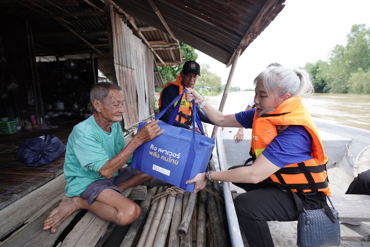กลุ่มบริษัท คิง เพาเวอร์ มอบถุงยังชีพแก่ผู้ประสบภัยน้ำท่วมภาคเหนือ