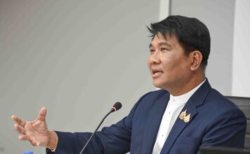 นายธนวรรธน์ พลวิชัย