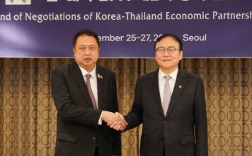 นายสุชาติ ชมกลิ่น