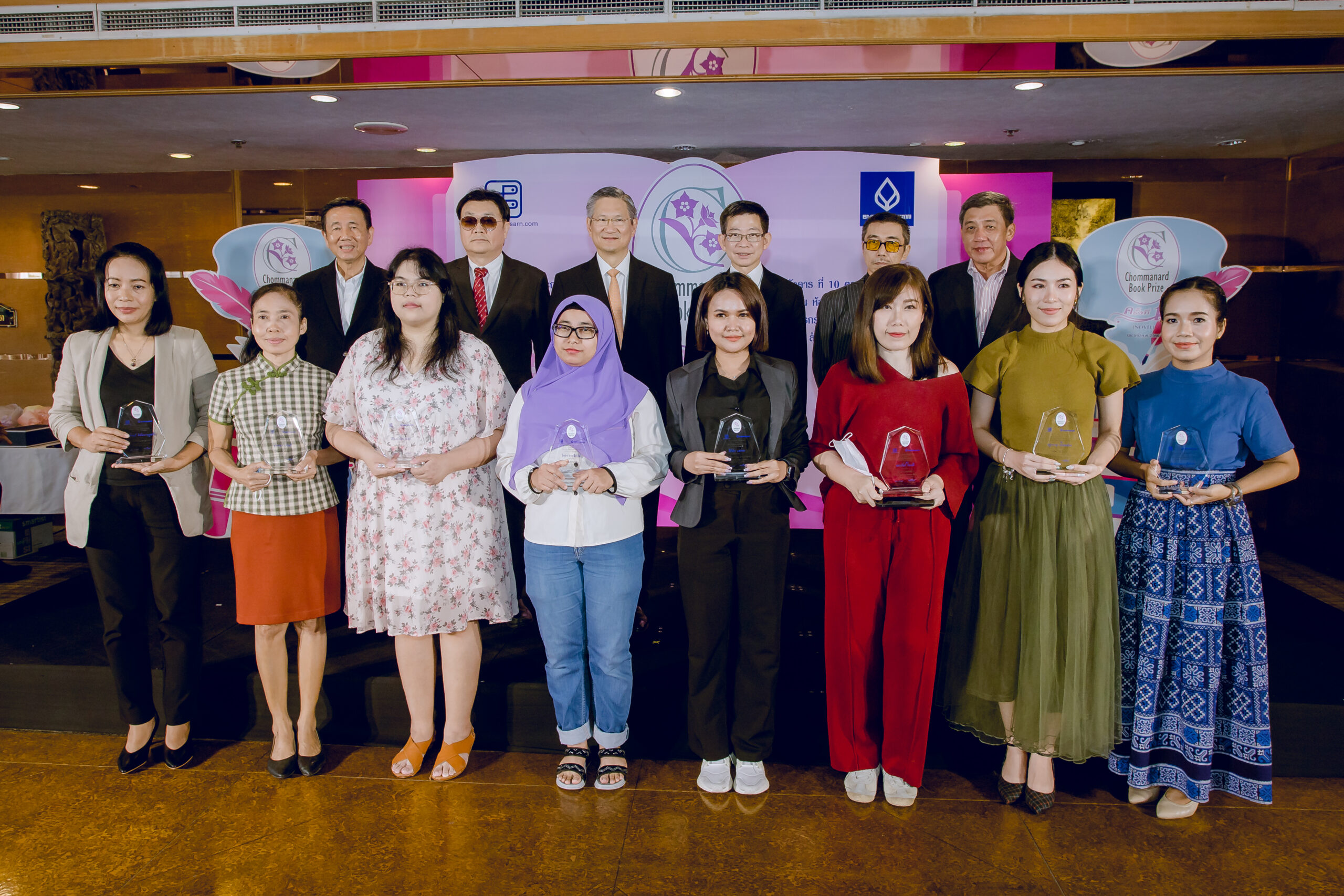 กรุ่นกลิ่นออนไลน์ในงานวรรณกรรม  รางวัลชมนาด ครั้งที่ 13 กับ 8 เล่มตัวตึง 