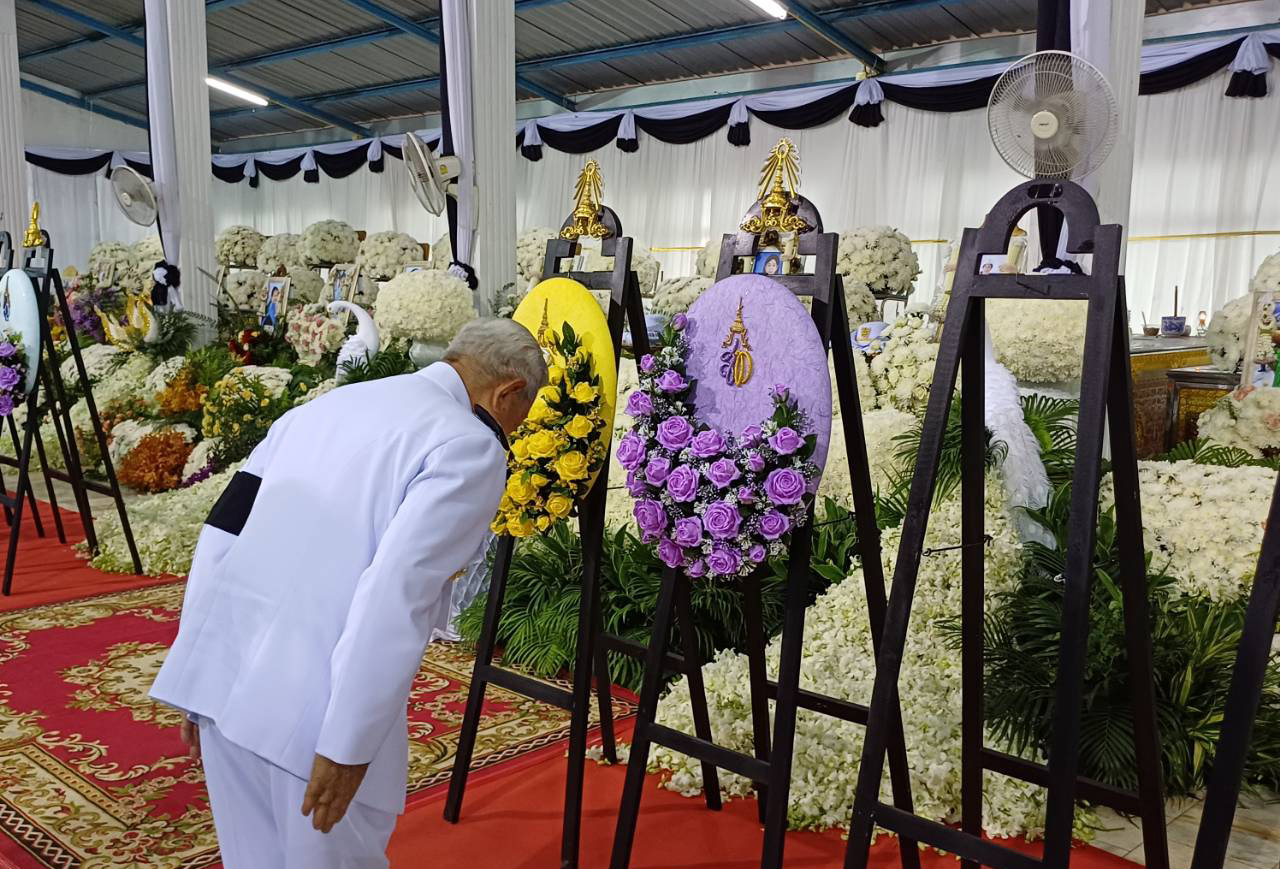 โปรดเกล้าฯ ให้ประธานองคมนตรี เชิญพวงมาลาวางหน้าหีบศพผู้เสียชีวิต เหตุรถบัสเกิดเพลิงไหม้