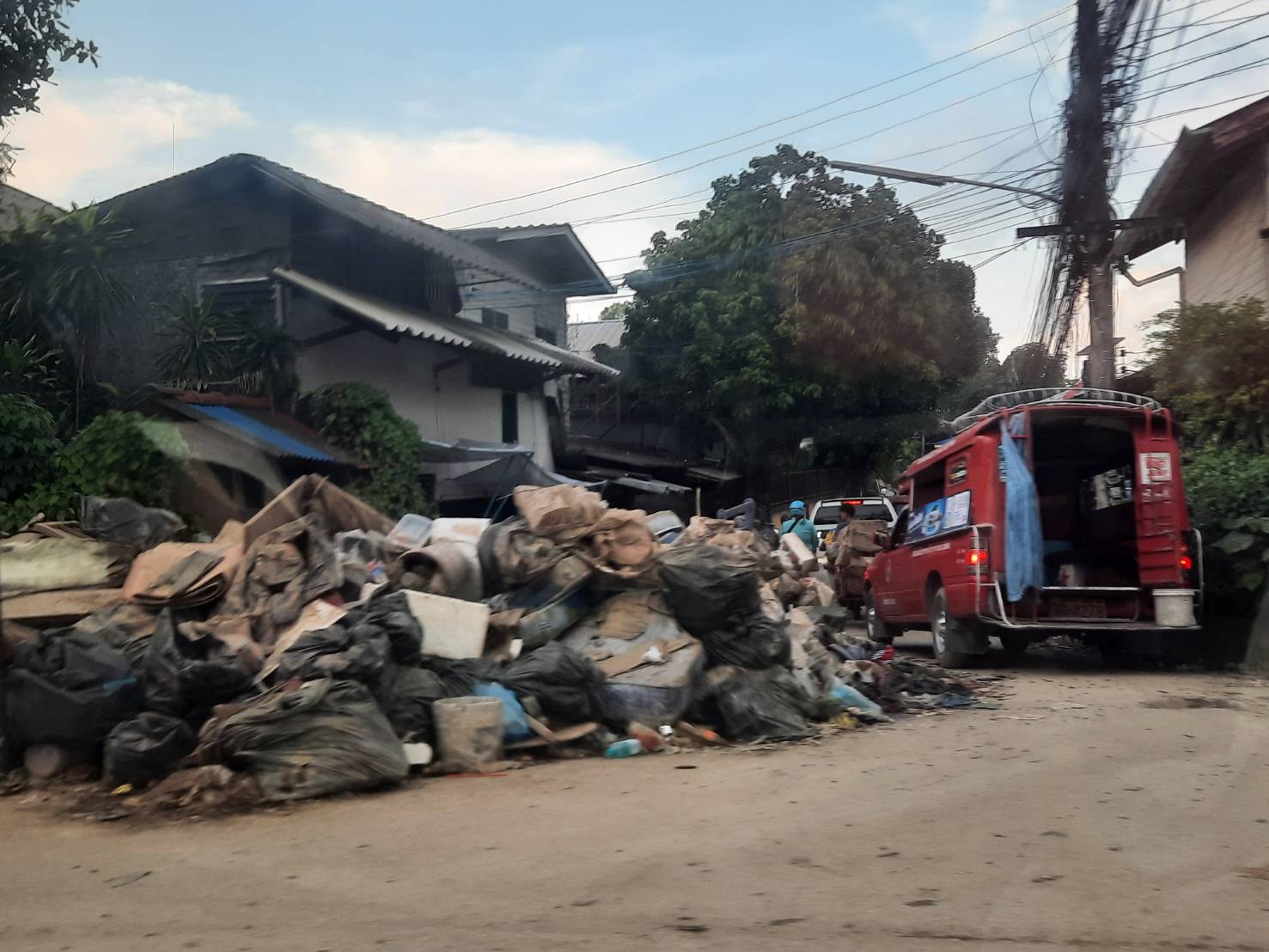 เชียงใหม่ลุย Big Cleaning Day หลังถนนเต็มไปด้วยกองขยะ-ฝุ่นจากโคลนที่แห้ง