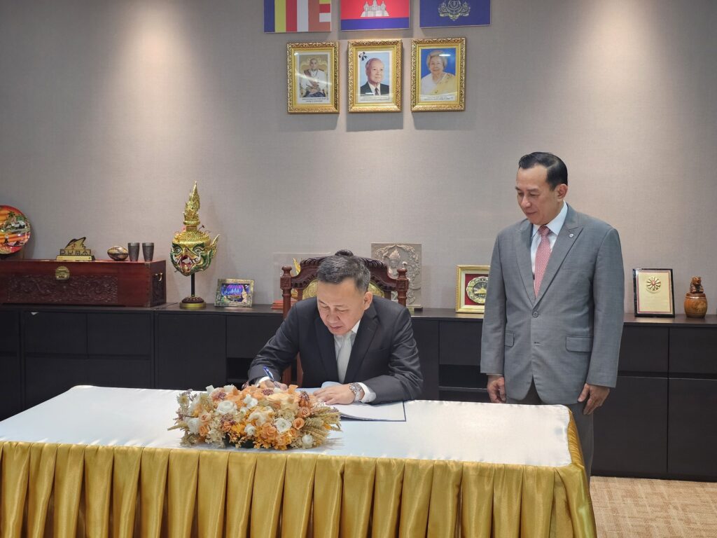 นายดุสิต เมนะพันธุ์