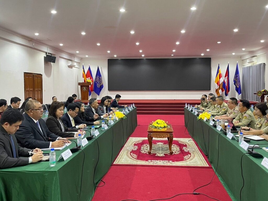 นายดุสิต เมนะพันธุ์