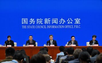 หลาน โฝอัน รัฐมนตรีว่าการกระทรวงการคลังของจีน (กลาง) แถลงข่าวมาตรการกระตุ้นเศรษฐกิจ วันที่ 12 ตุลาคม 2024