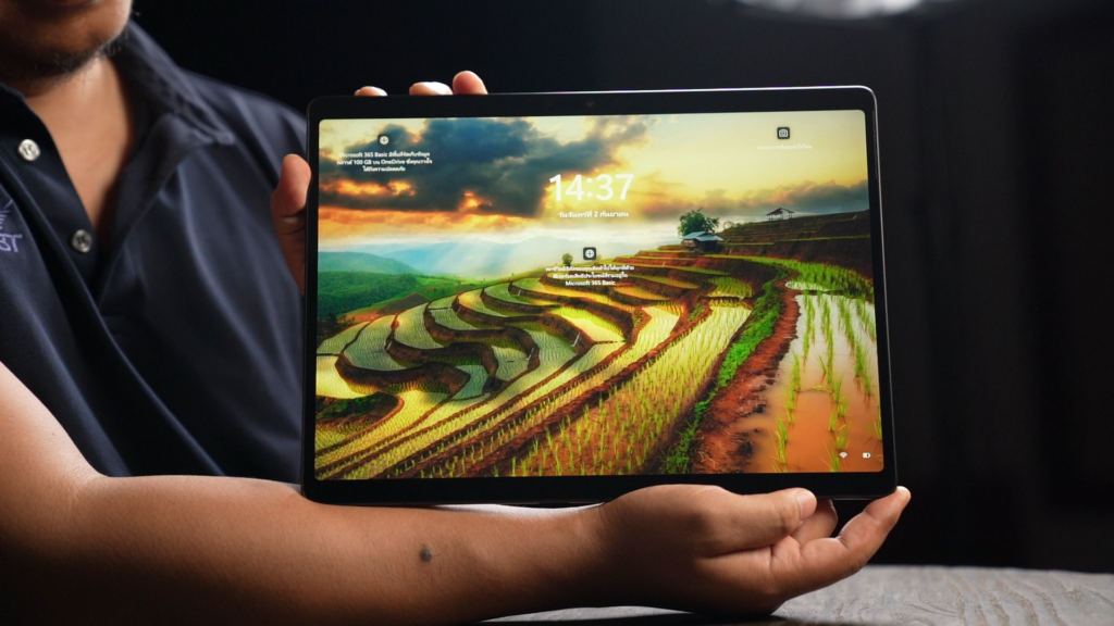 จอ OLED ความละเอียด 2880 x 1920 (sRGB and Vivid)