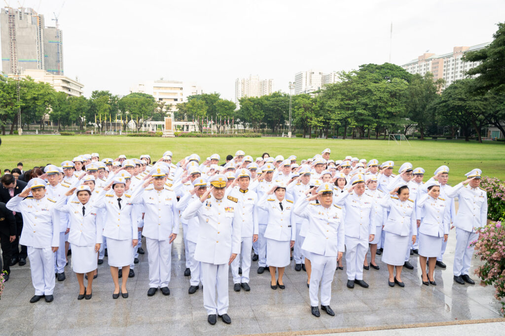 จุฬาฯ วางพวงมาลาถวายสักการะพระบรมราชานุสาวรีย์พระบาทสมเด็จพระจุลจอมเกล้าเจ้าอยู่หัว