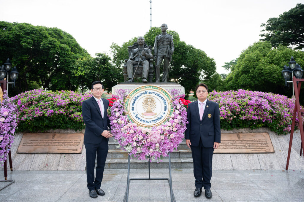 จุฬาฯ วางพวงมาลาถวายสักการะพระบรมราชานุสาวรีย์พระบาทสมเด็จพระจุลจอมเกล้าเจ้าอยู่หัว