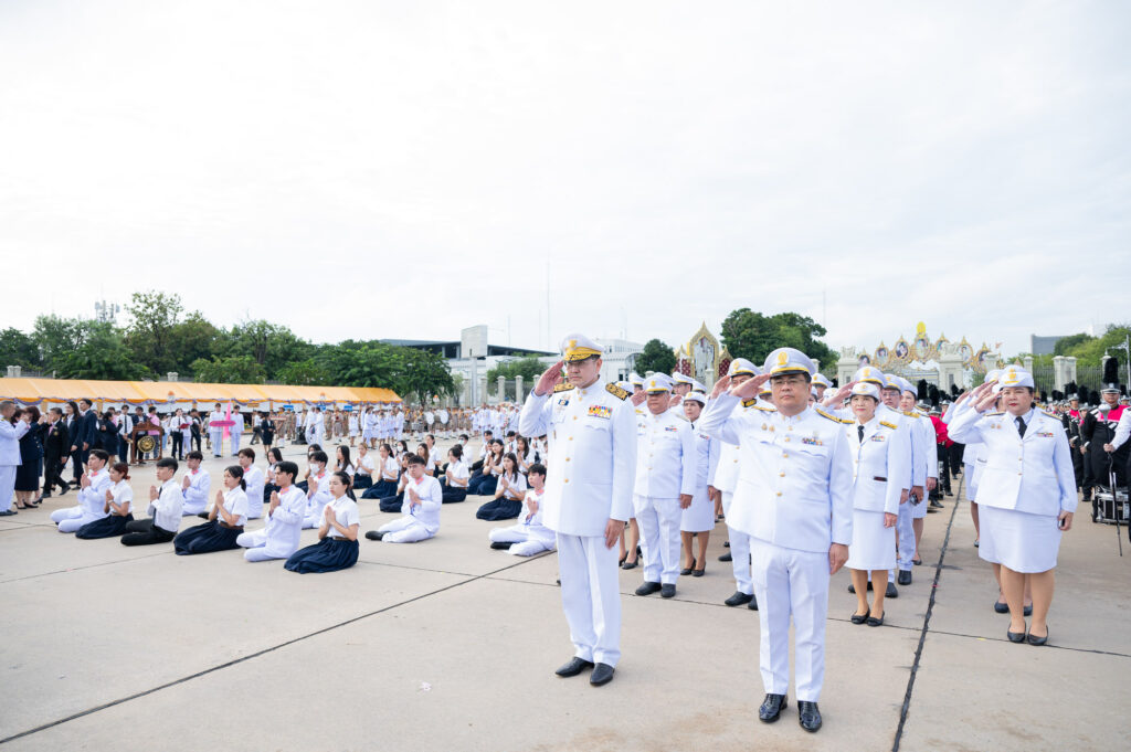 จุฬาฯ วางพวงมาลาถวายสักการะพระบรมราชานุสาวรีย์พระบาทสมเด็จพระจุลจอมเกล้าเจ้าอยู่หัว