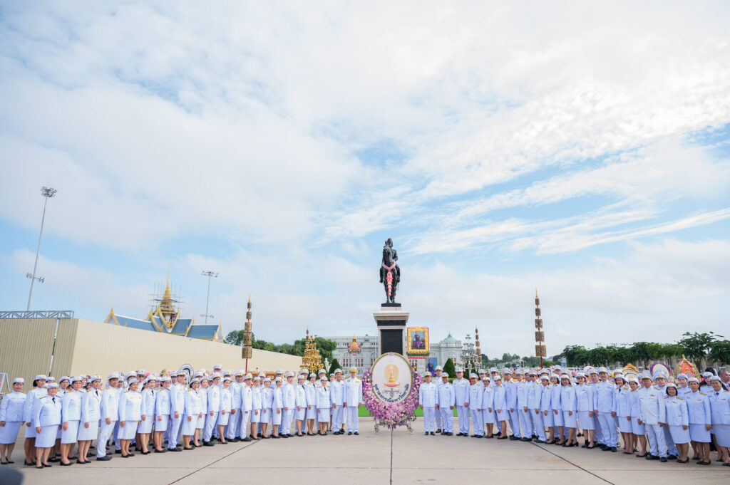 จุฬาฯ วางพวงมาลาถวายสักการะพระบรมราชานุสาวรีย์พระบาทสมเด็จพระจุลจอมเกล้าเจ้าอยู่หัว
