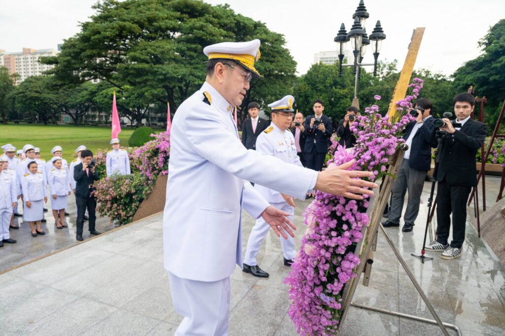 จุฬาฯ วางพวงมาลาถวายสักการะพระบรมราชานุสาวรีย์พระบาทสมเด็จพระจุลจอมเกล้าเจ้าอยู่หัว