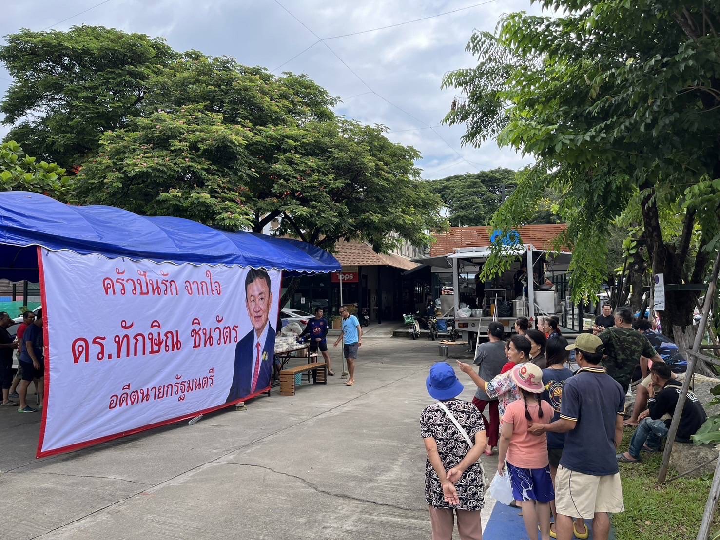 ทักษิณ-ยิ่งลักษณ์-ครอบครัวชินวัตร เปิดโรงครัว-แจกถุงยังชีพ ส่งกำลังใจช่วยชาวเชียงใหม่