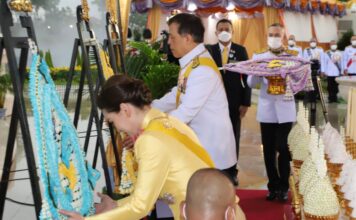 ในหลวง พระราชินี ทรงวางพวงมาลาถวายราชสักการะพระบรมราชานุสาวรีย์ ร.9