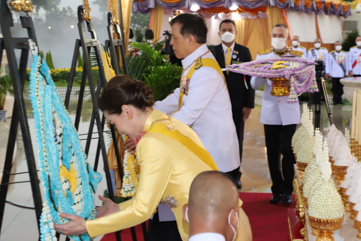 ในหลวง พระราชินี ทรงวางพวงมาลาถวายราชสักการะพระบรมราชานุสาวรีย์ ร.9