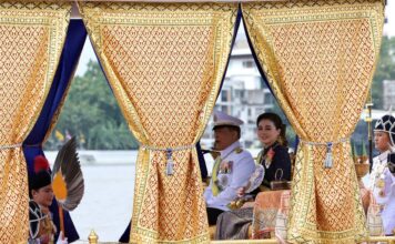 ในหลวง-พระราชินี เสด็จฯถวายผ้าพระกฐิน โดยขบวนพยุหยาตราทางชลมารค