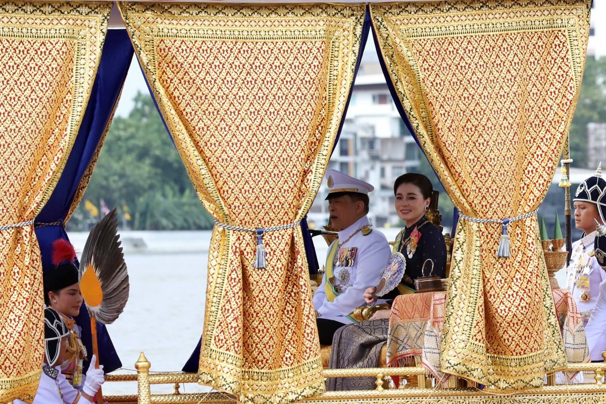 ในหลวง-พระราชินี เสด็จฯถวายผ้าพระกฐิน โดยขบวนพยุหยาตราทางชลมารค