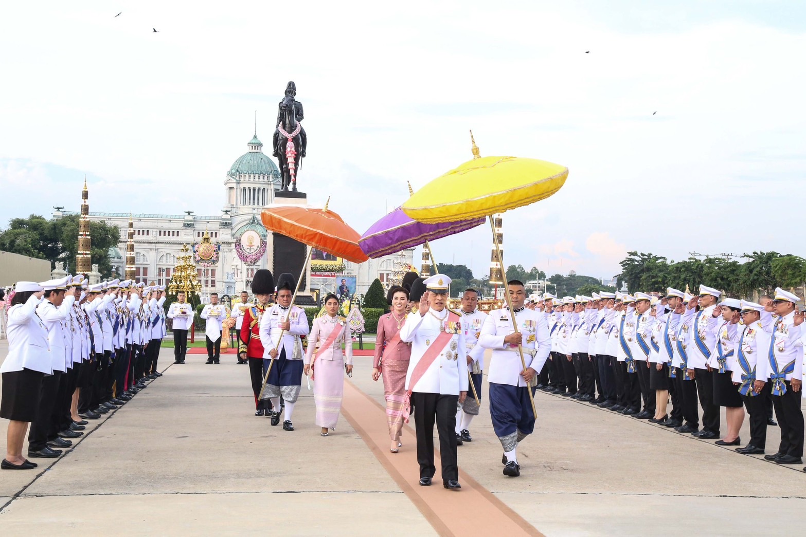 ในหลวง พระราชินี ทรงวางพวงมาลาพระบรมราชานุสรณ์ รัชกาลที่ 5 เนื่องในวันปิยมหาราช