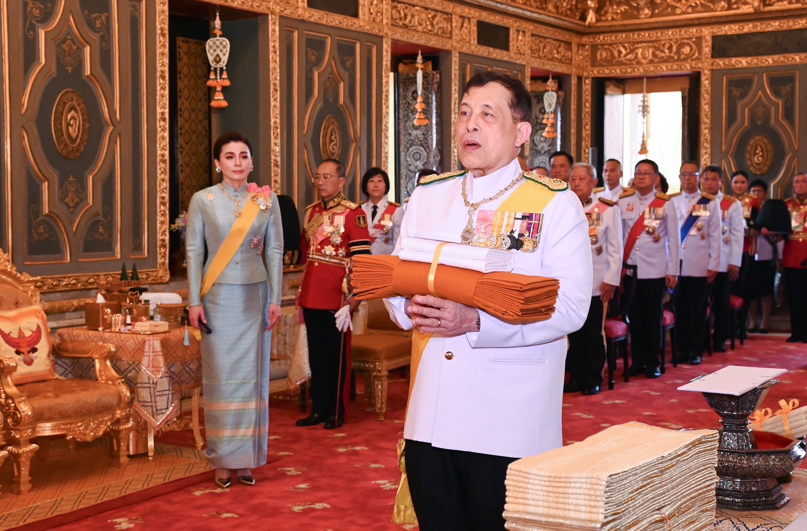 ในหลวง พระราชินี ทรงบำเพ็ญพระราชกุศลถวายผ้าพระกฐิน วัดราชบพิธและวัดพระเชตุพน