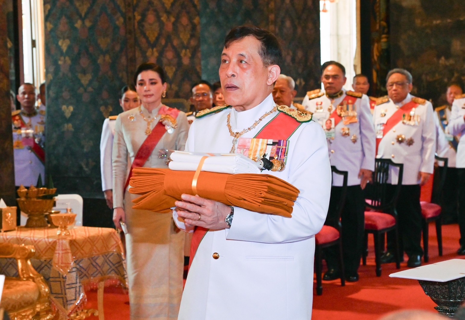 ในหลวง พระราชินี ทรงบำเพ็ญพระราชกุศลถวายผ้าพระกฐิน วัดบวรนิเวศวิหาร และวัดราชโอรสาราม