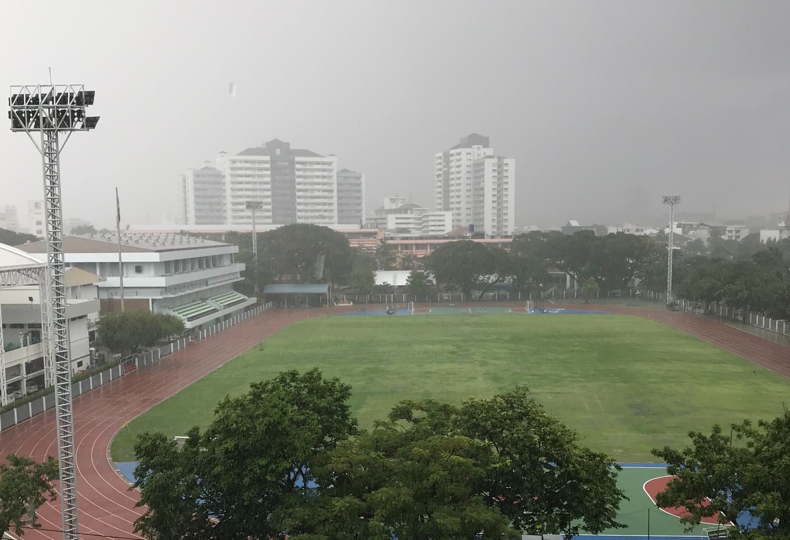 กรมอุตุฯเตือน 24 ชม.ข้างหน้า ภาคกลาง+กทม. ฝนยังตกหนักถึง 80%