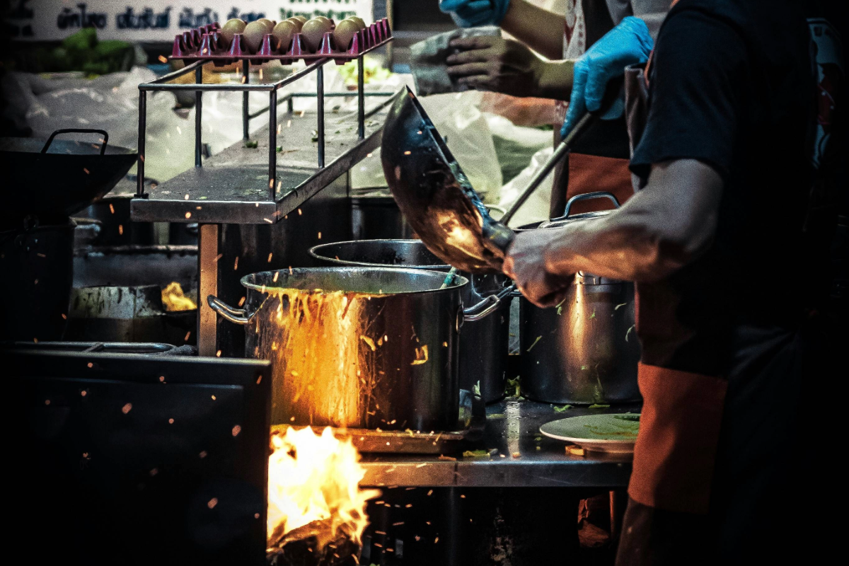 น้ำมันขึ้น 6 บาท ‘ช็อกต้นทุน’ ร้านอาหาร เสี่ยงกระทบทั้งระบบ