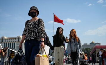 ชาวจีนเดินทางท่องเที่ยวในช่วงหยุดยาววันชาติ (ภาพถ่ายโดย Jade GAO / AFP)