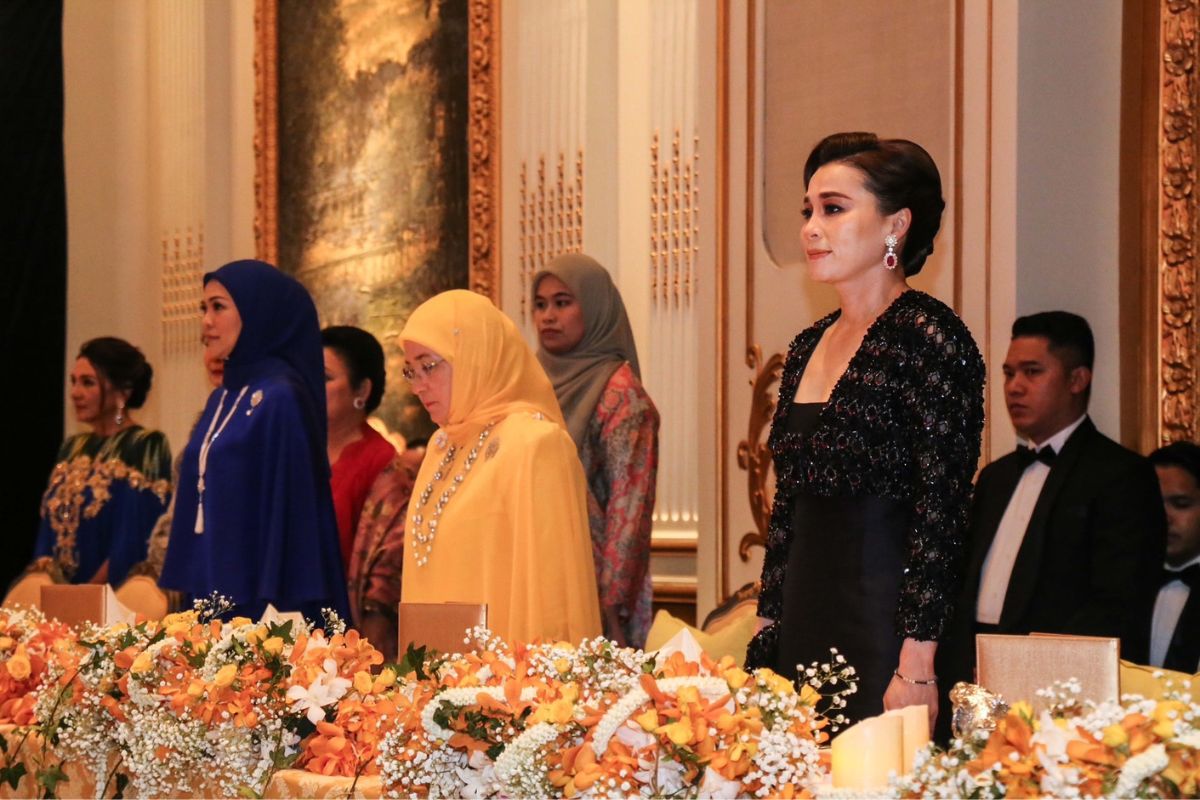 สมเด็จพระนางเจ้า ฯ พระบรมราชินี