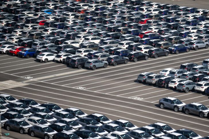 Japan Car Export รถยนต์จอดเรียงรายรอการส่งออกที่ท่าเรือคาวาซากิ จังหวัดคานากาวะ ในเดือนสิงหาคม 2024 (ภาพโดย Philip FONG / AFP)
